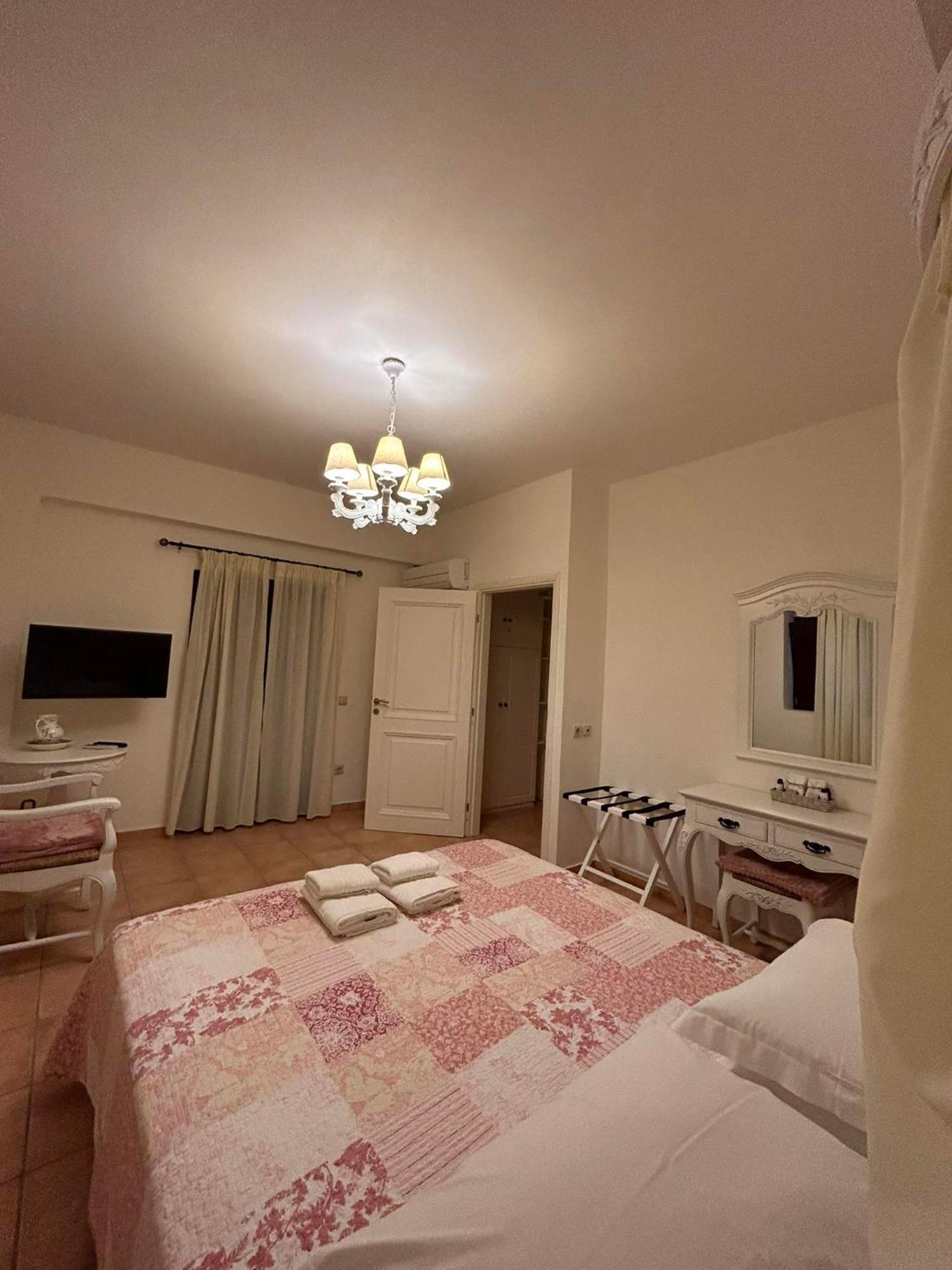 Focalion Castle Luxury Suites Pyrgos Dirou Exterior photo